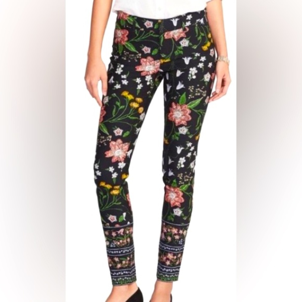 LIKE NEW // Old Navy Mid-Rise Pixie Pant in Black/Floral Print